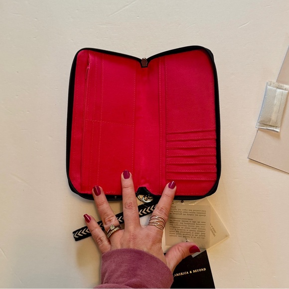 America & Beyond NWT embellished beaded wallet with wristlet - black butterfly - Picture 10 of 12